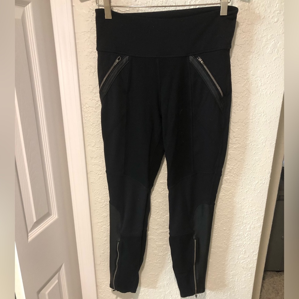Athleta women’s sizes M black leggings zipper pockets and zipper at the ankles